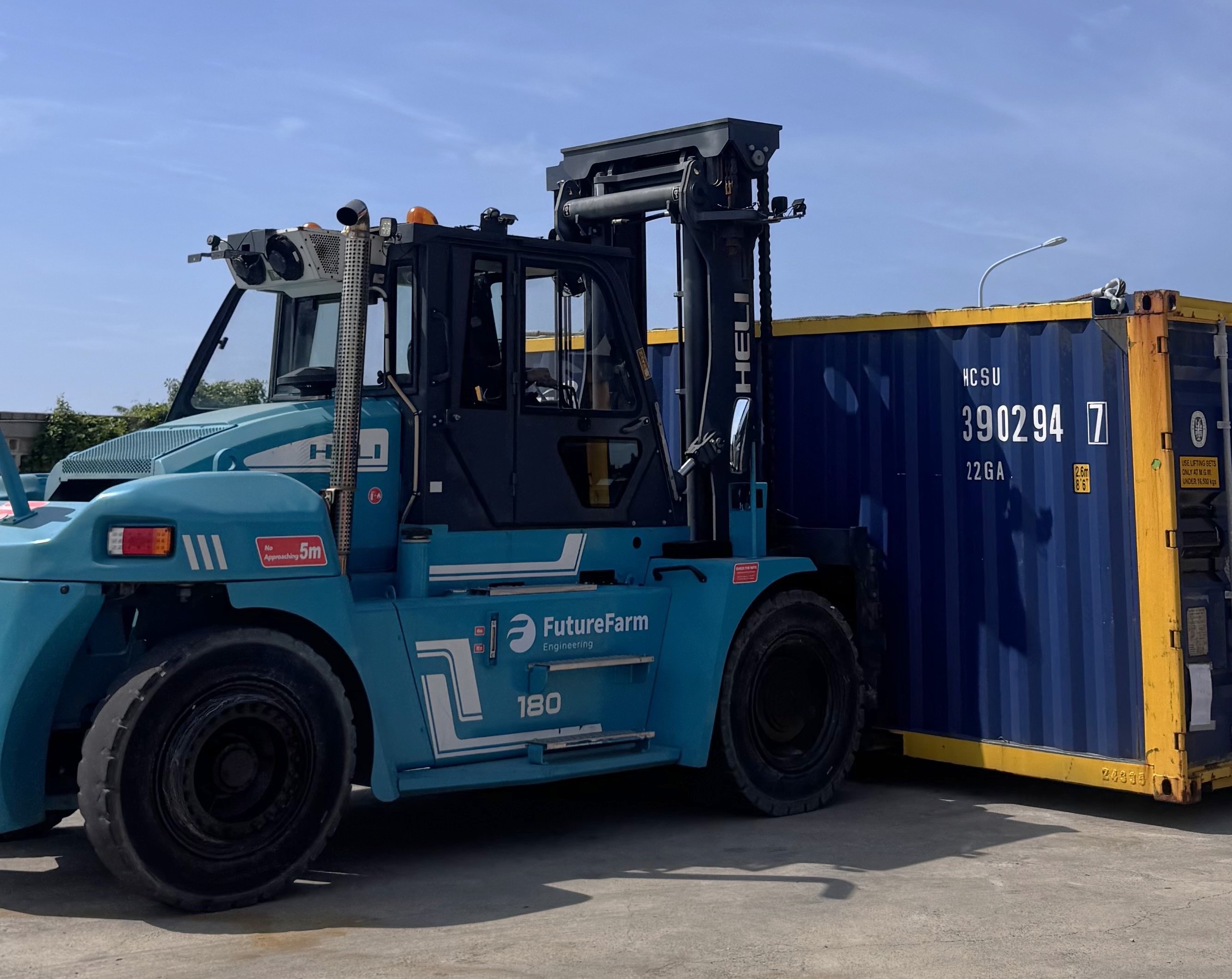 FutureFarm Engineering HELI 18-tonne heavy forklift operating at Taichung Port